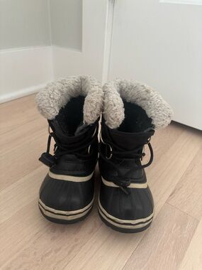 Sorel Black and Cream Winter Boots with Fur Size 5 (Baby)